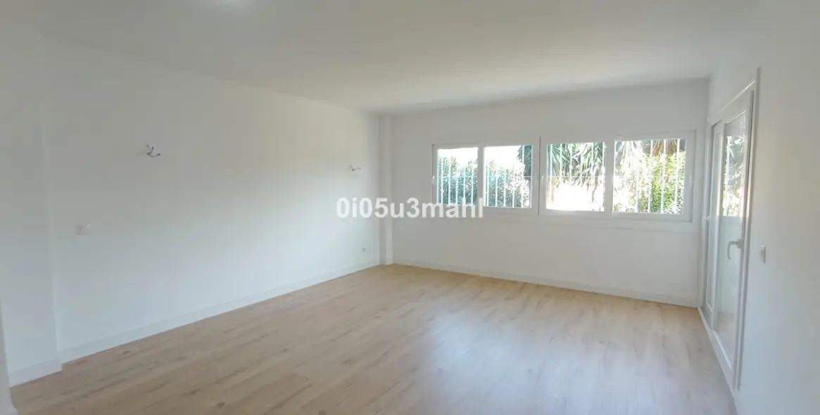 Venta de apartamento en planta media en El Palo 3