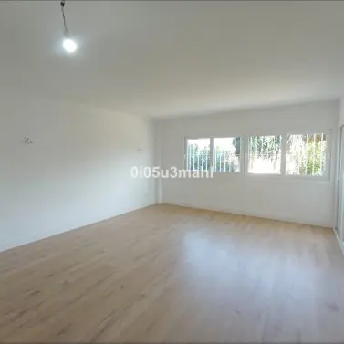 Venta de apartamento en planta media en El Palo