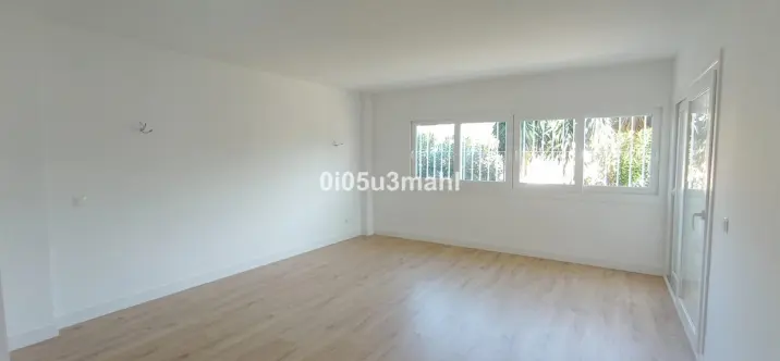 Venta de apartamento en planta media en El Palo 2