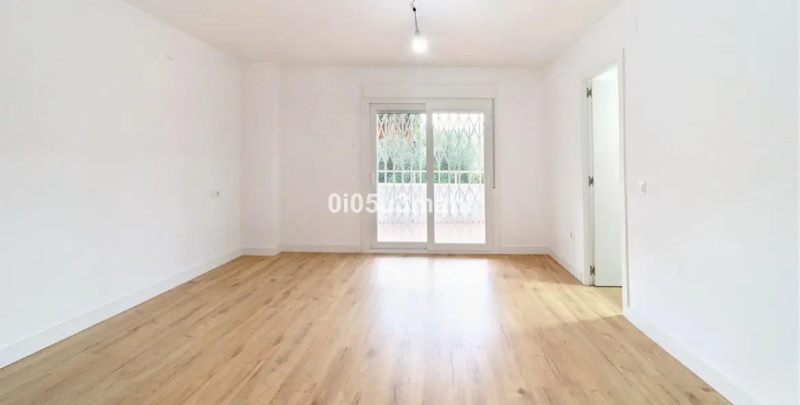 Venta de apartamento en planta media en El Palo 5