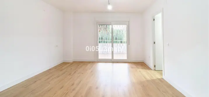 Venta de apartamento en planta media en El Palo 4