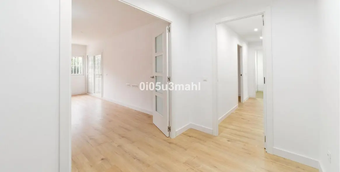 Venta de apartamento en planta media en El Palo 6