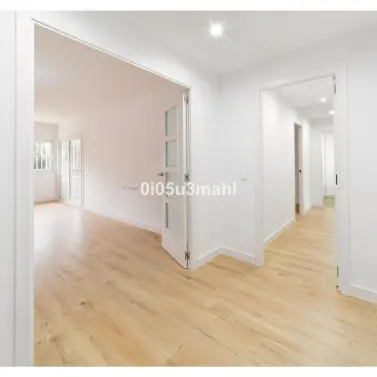 Venta de apartamento en planta media en El Palo