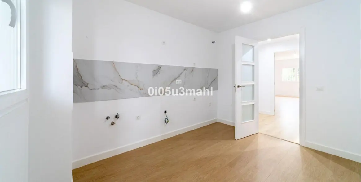 Venta de apartamento en planta media en El Palo 7