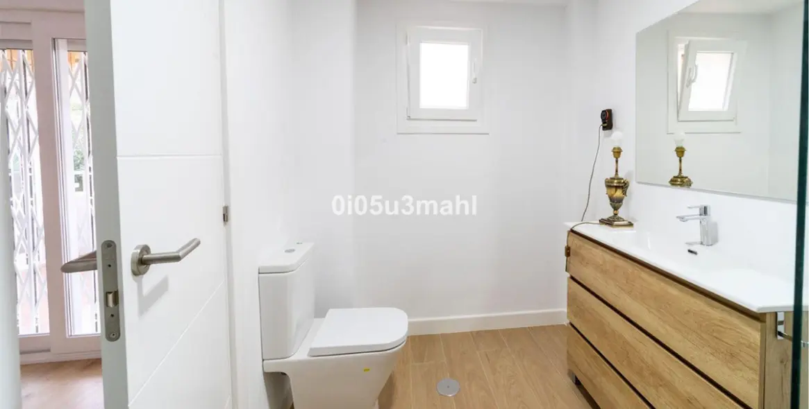 Venta de apartamento en planta media en El Palo 11