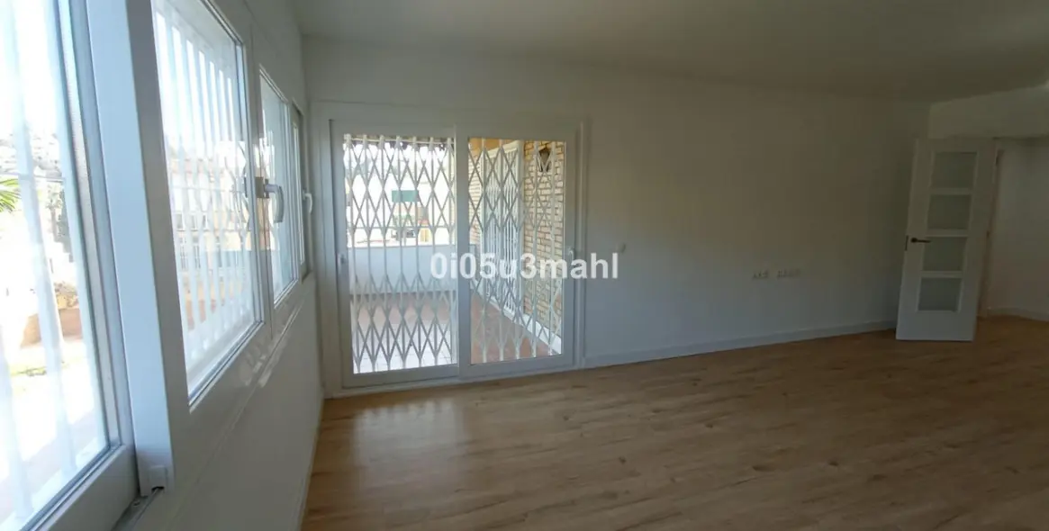 Venta de apartamento en planta media en El Palo 14