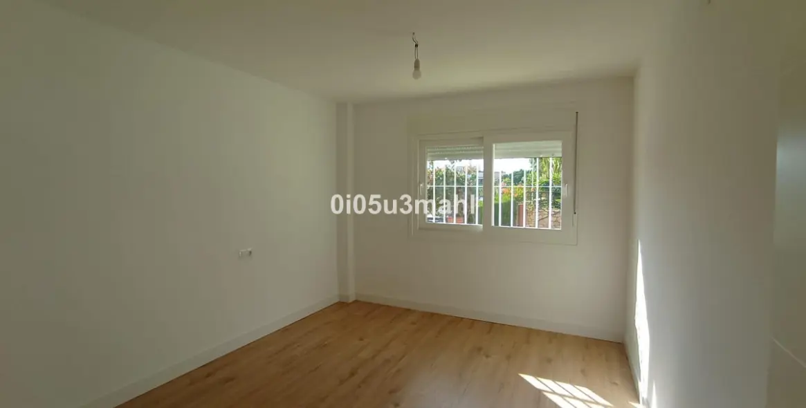 Venta de apartamento en planta media en El Palo 15