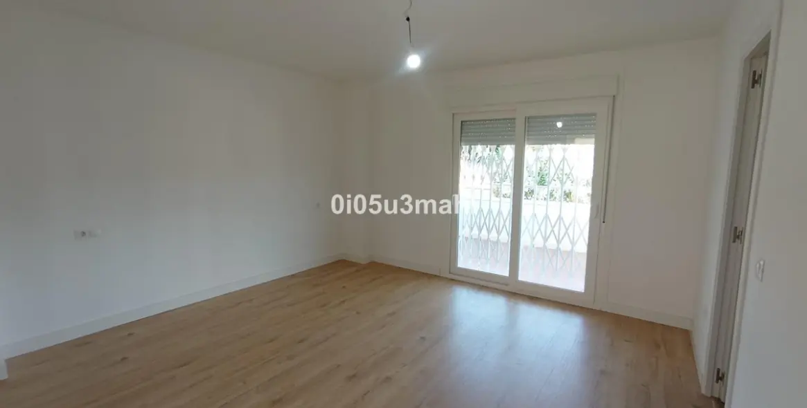 Venta de apartamento en planta media en El Palo 17