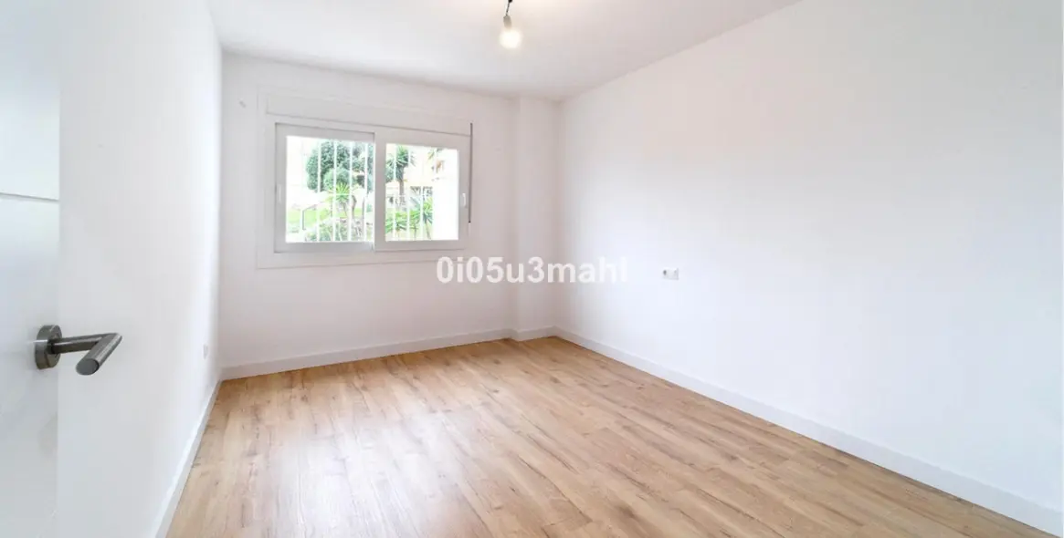 Venta de apartamento en planta media en El Palo 18