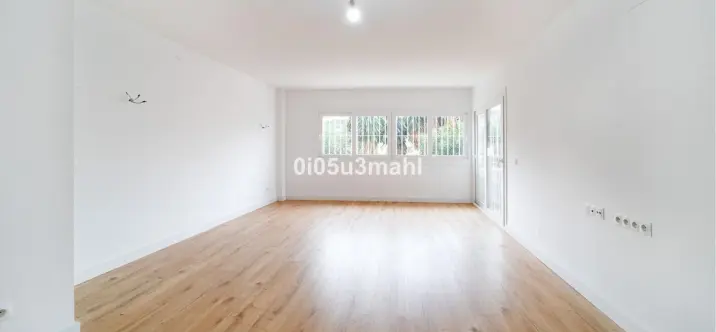 Sale of middle floor apartment in El Palo 0
