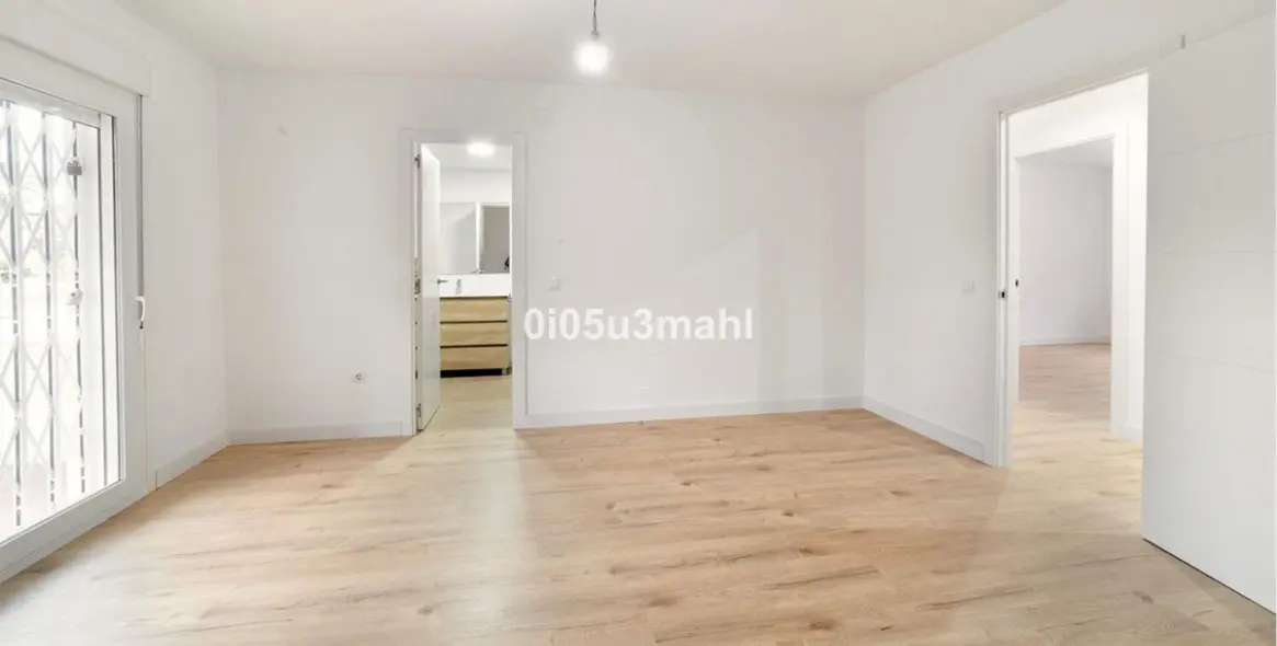 Sale of middle floor apartment in El Palo 9
