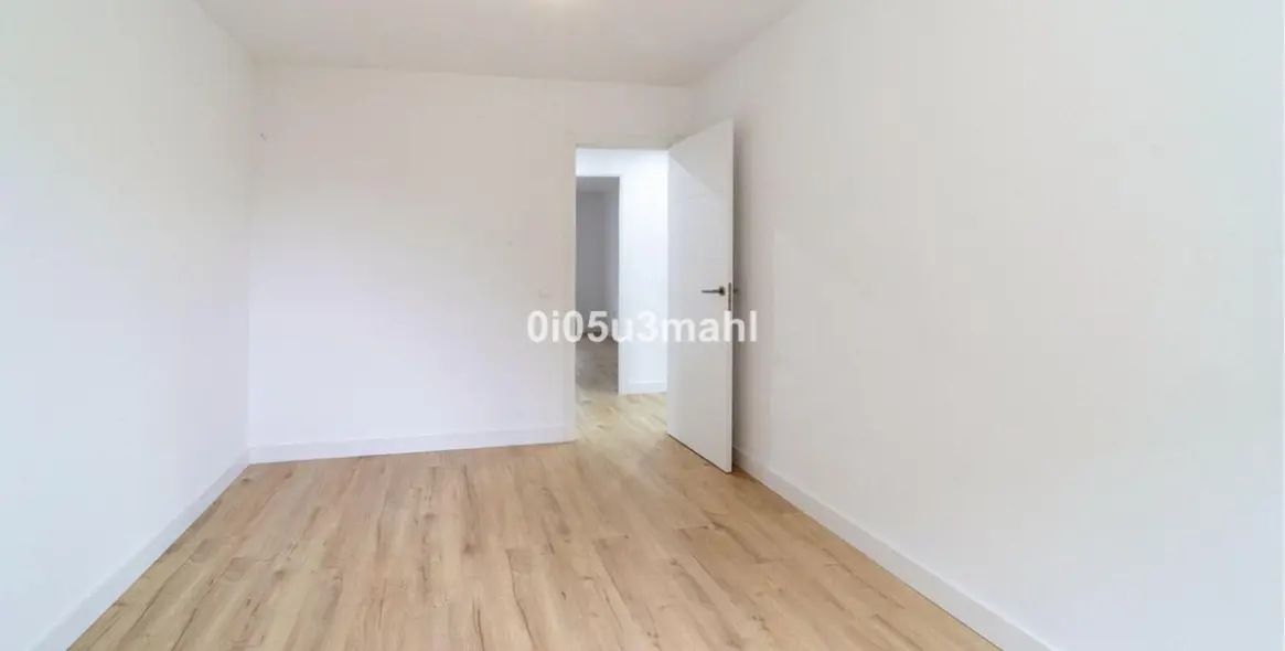 Sale of middle floor apartment in El Palo 12