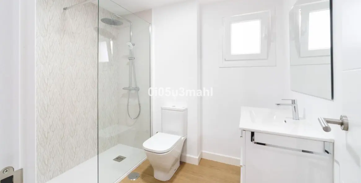 Sale of middle floor apartment in El Palo 20