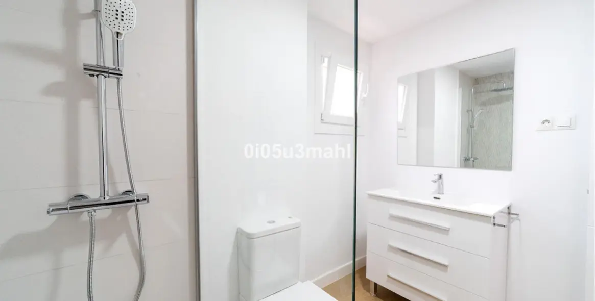 Sale of middle floor apartment in El Palo 21