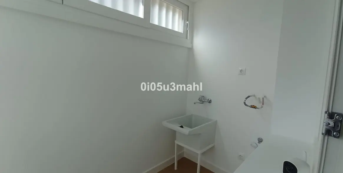 Sale of middle floor apartment in El Palo 24