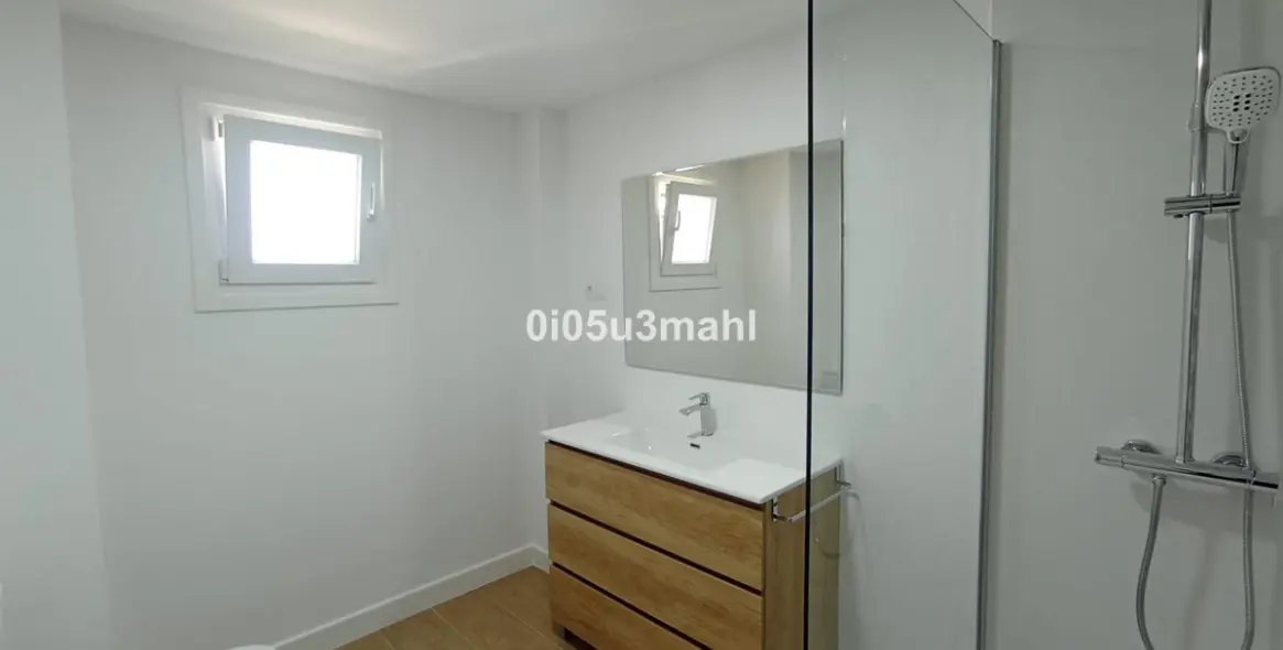 Sale of middle floor apartment in El Palo 26
