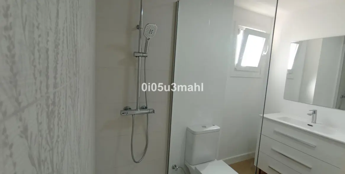 Sale of middle floor apartment in El Palo 27