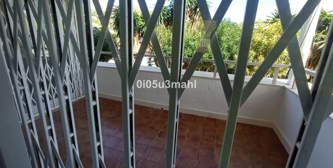 Sale of middle floor apartment in El Palo 29