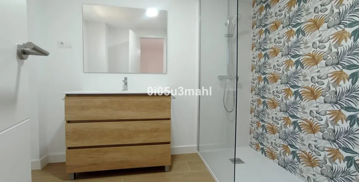 Sale of middle floor apartment in El Palo 30
