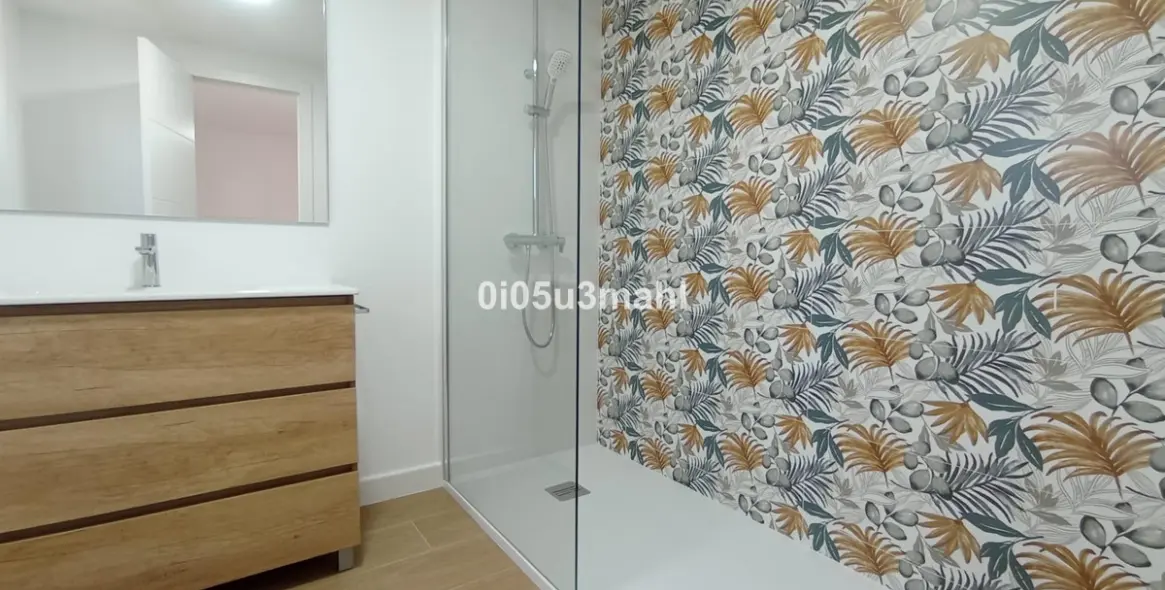 Sale of middle floor apartment in El Palo 31