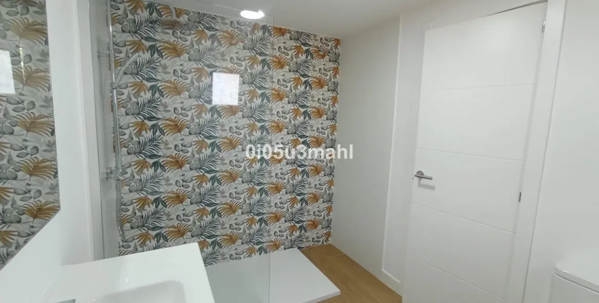 Sale of middle floor apartment in El Palo 32
