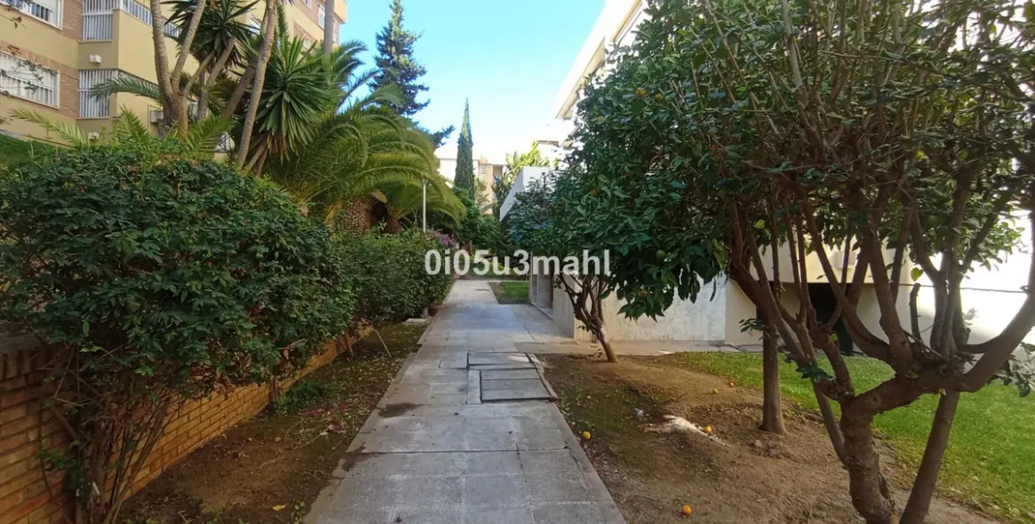 Sale of middle floor apartment in El Palo 33