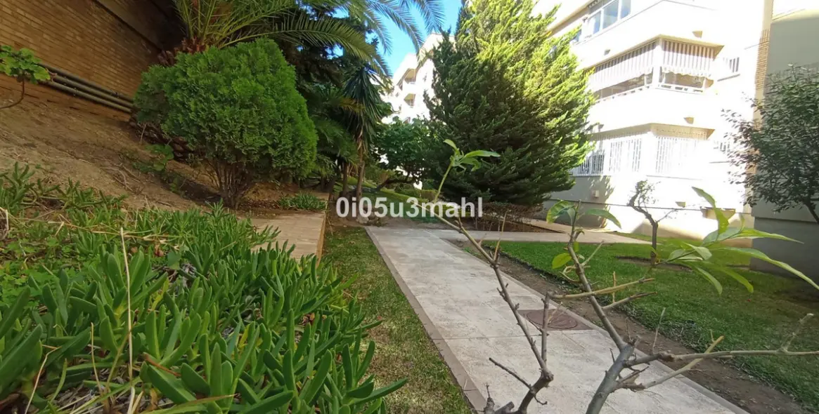 Sale of middle floor apartment in El Palo 34