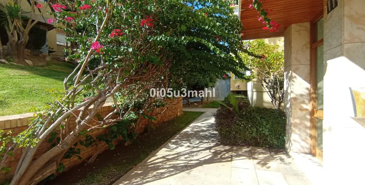 Sale of middle floor apartment in El Palo 35