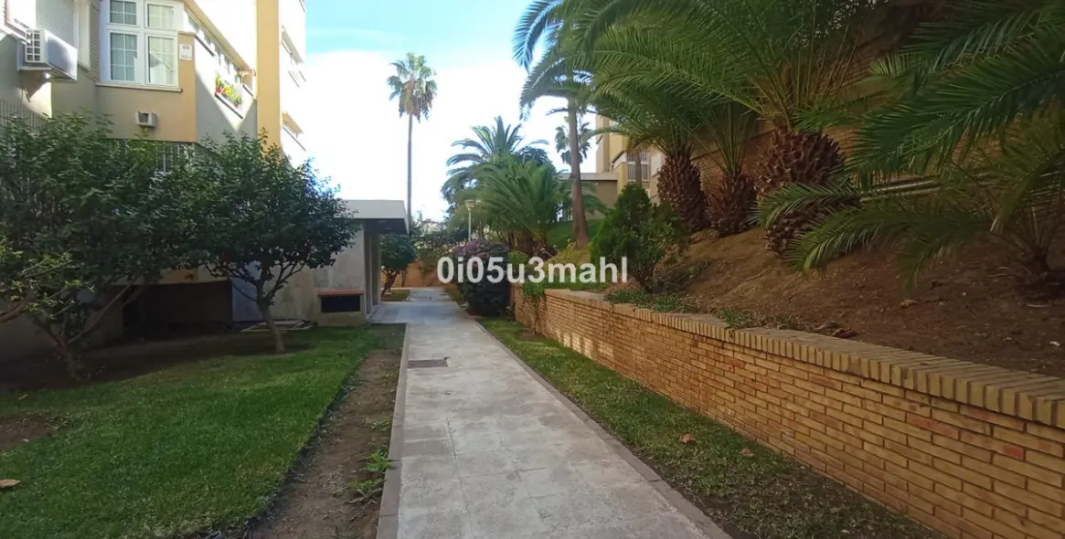 Sale of middle floor apartment in El Palo 36
