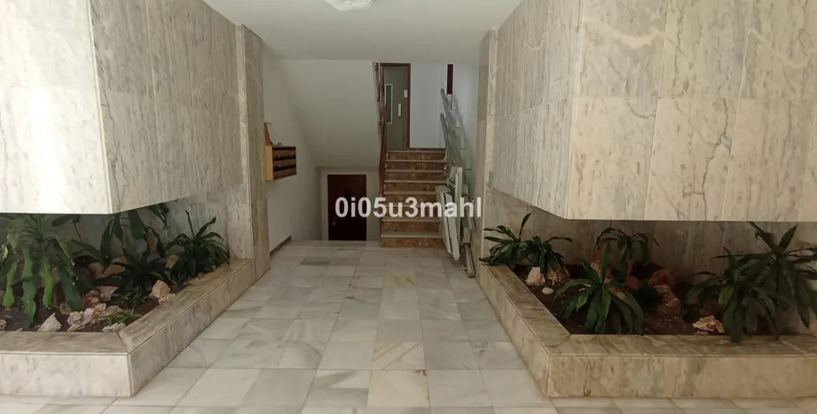 Sale of middle floor apartment in El Palo 37