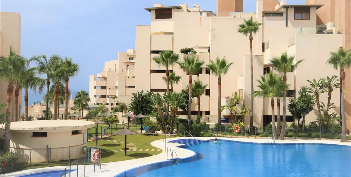 Alquiler a corto plazo de apartamento en planta media en Estepona 1