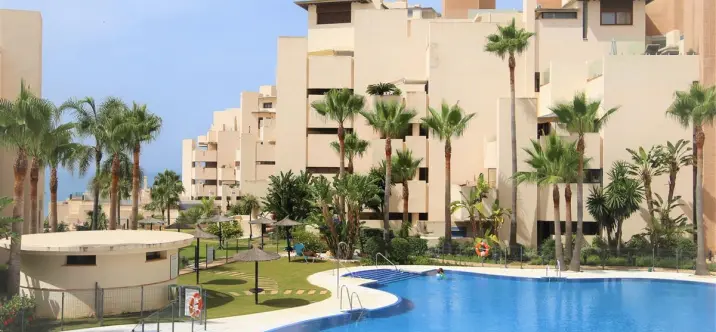 Alquiler a corto plazo de apartamento en planta media en Estepona 0