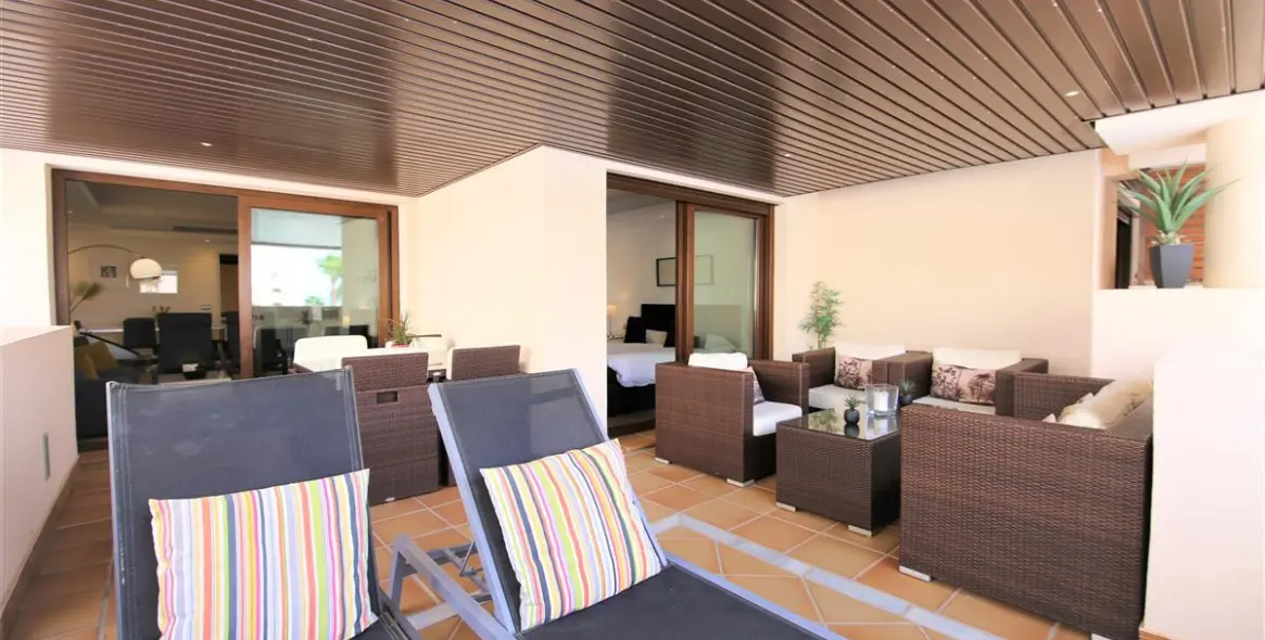 Alquiler a corto plazo de apartamento en planta media en Estepona 2