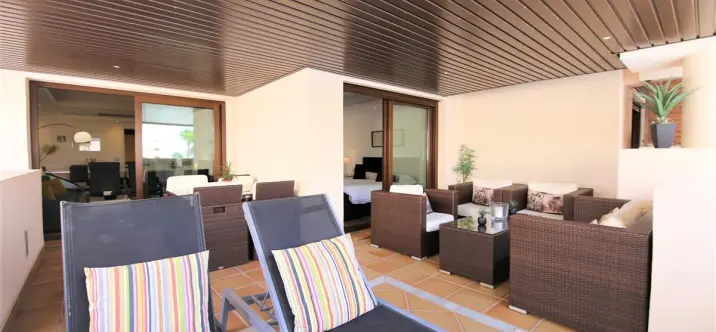 Alquiler a corto plazo de apartamento en planta media en Estepona 1