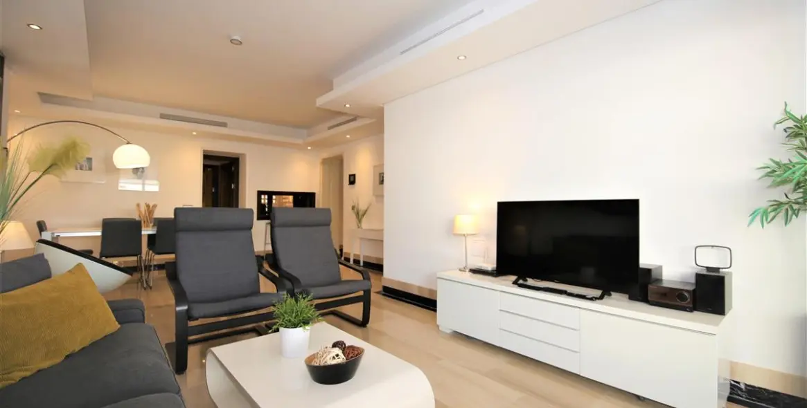 Alquiler a corto plazo de apartamento en planta media en Estepona 3