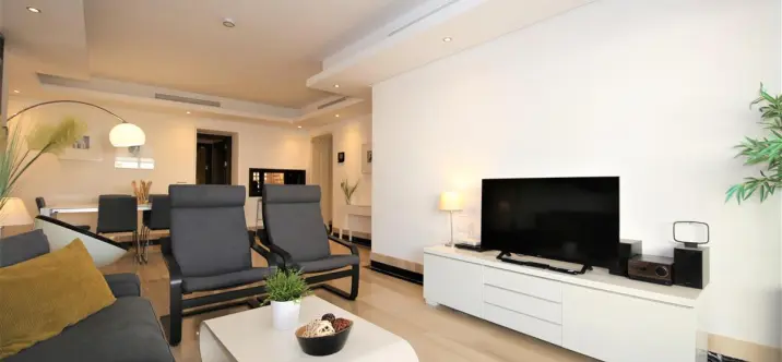 Alquiler a corto plazo de apartamento en planta media en Estepona 2