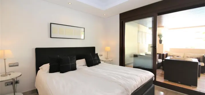 Alquiler a corto plazo de apartamento en planta media en Estepona 3