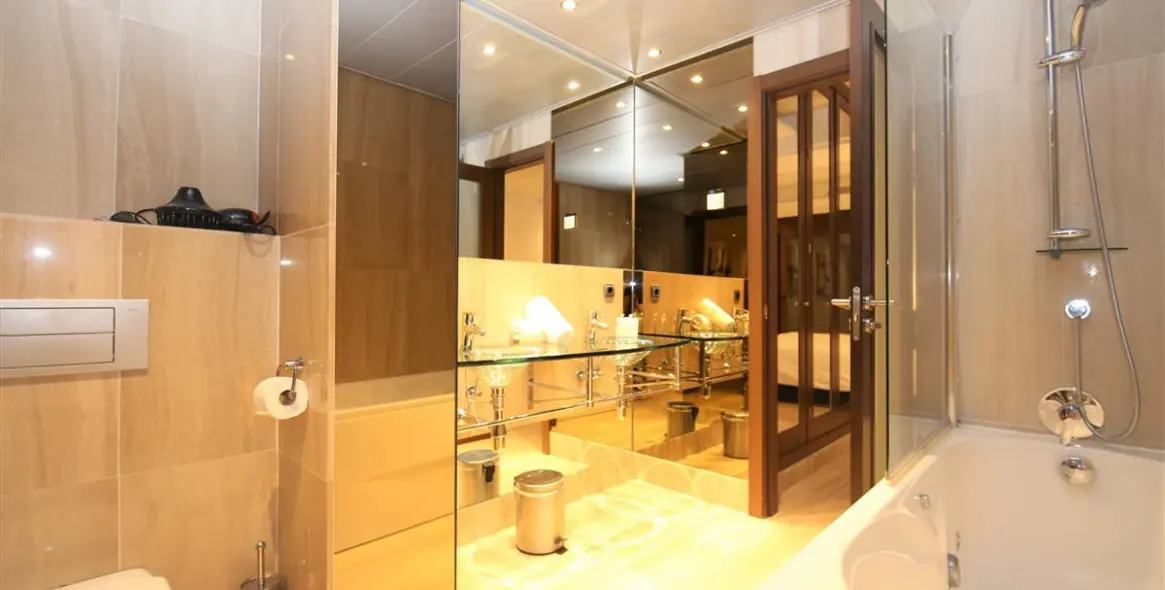 Alquiler a corto plazo de apartamento en planta media en Estepona 5