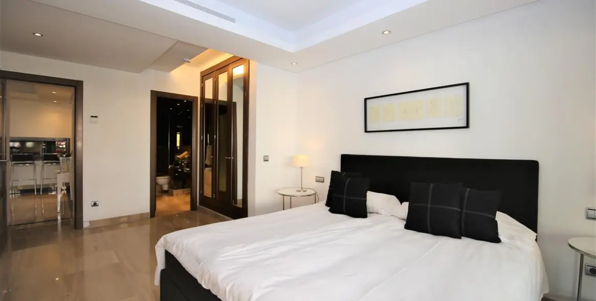 Alquiler a corto plazo de apartamento en planta media en Estepona 6