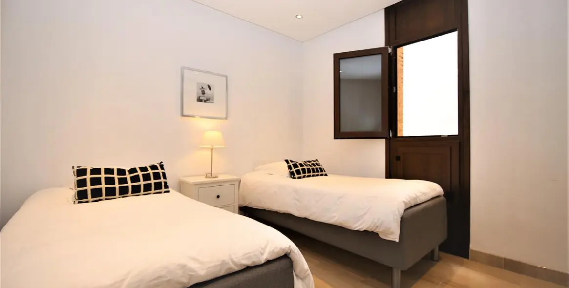 Alquiler a corto plazo de apartamento en planta media en Estepona 7