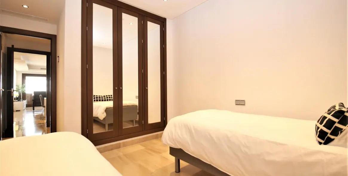 Alquiler a corto plazo de apartamento en planta media en Estepona 9