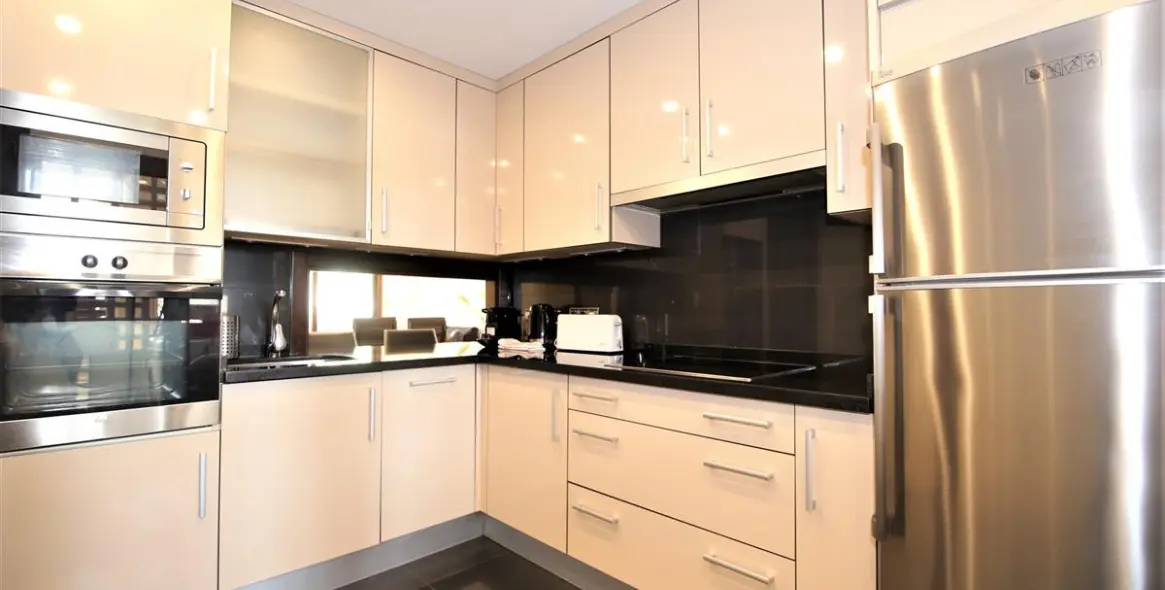 Alquiler a corto plazo de apartamento en planta media en Estepona 11