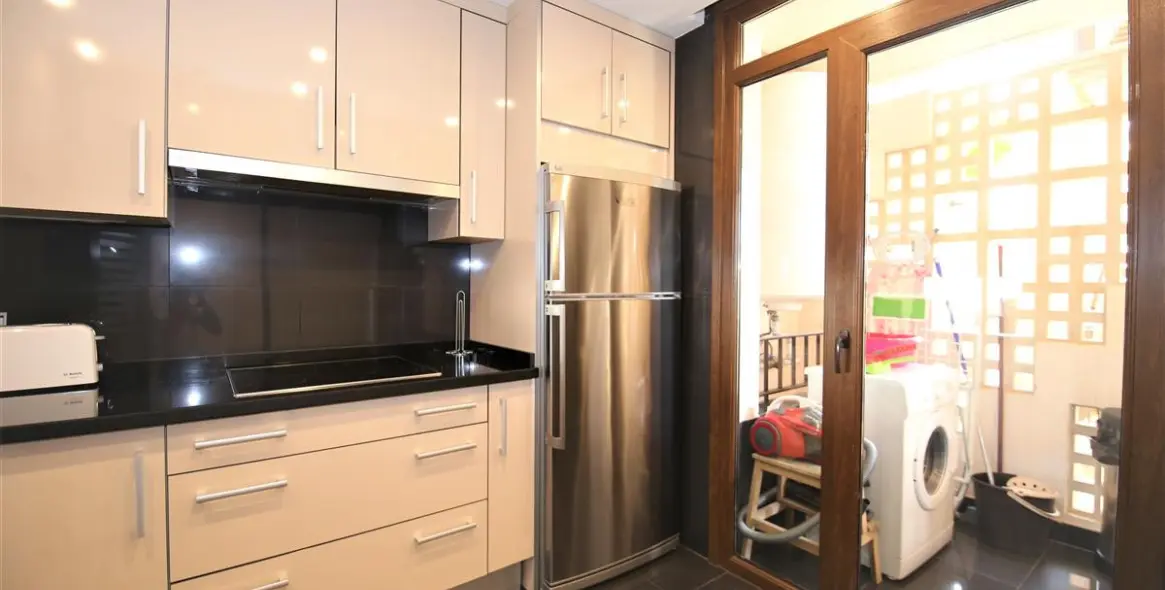 Alquiler a corto plazo de apartamento en planta media en Estepona 12