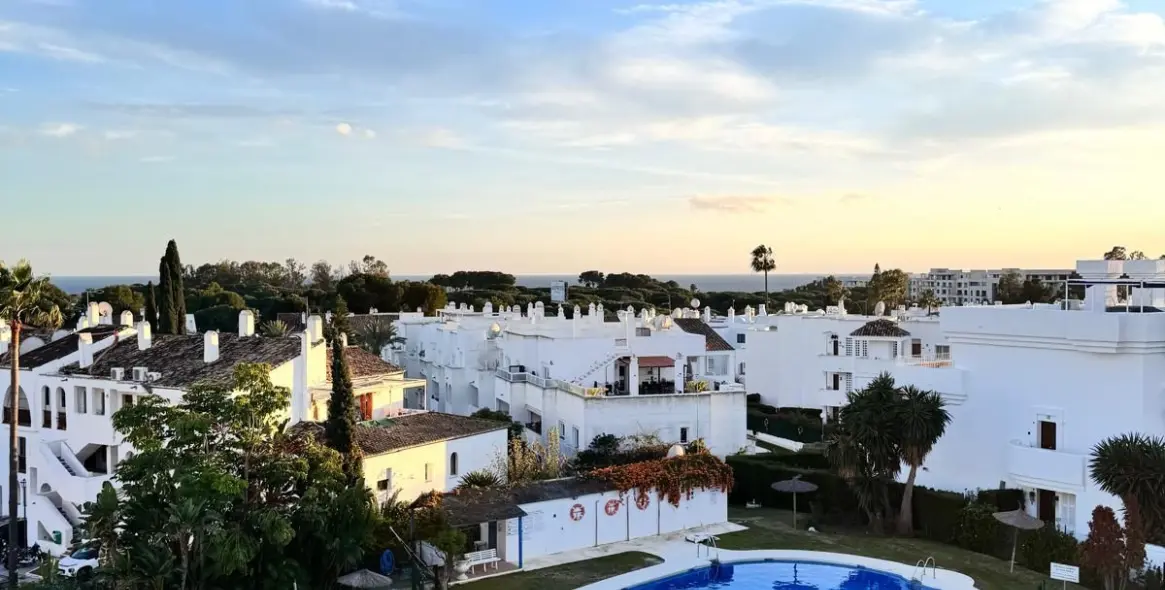 Краткосрочная аренда двухуровневого пентхауса в Estepona 1