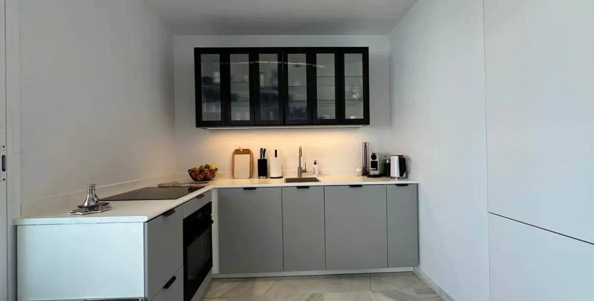 Краткосрочная аренда двухуровневого пентхауса в Estepona 9