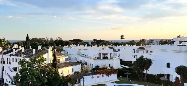 Short-term rent of penthouse duplex in Estepona 0