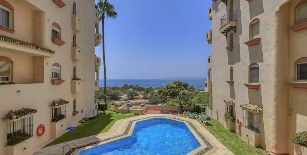 Sale of ground floor apartment in Estepona 1