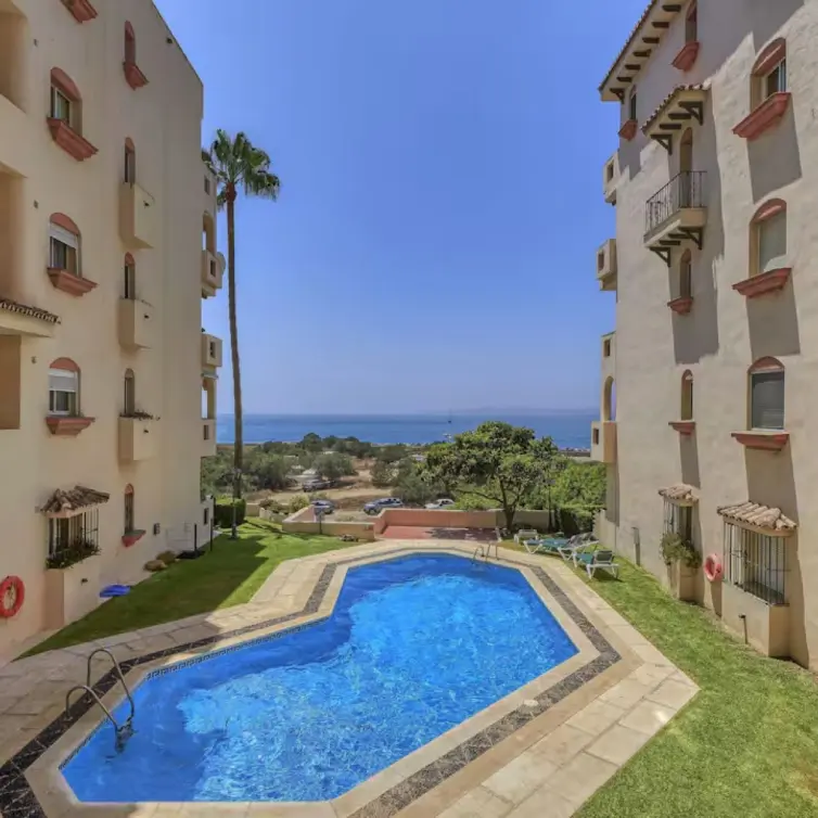 Продажа апартаментов на первом этаже в Estepona