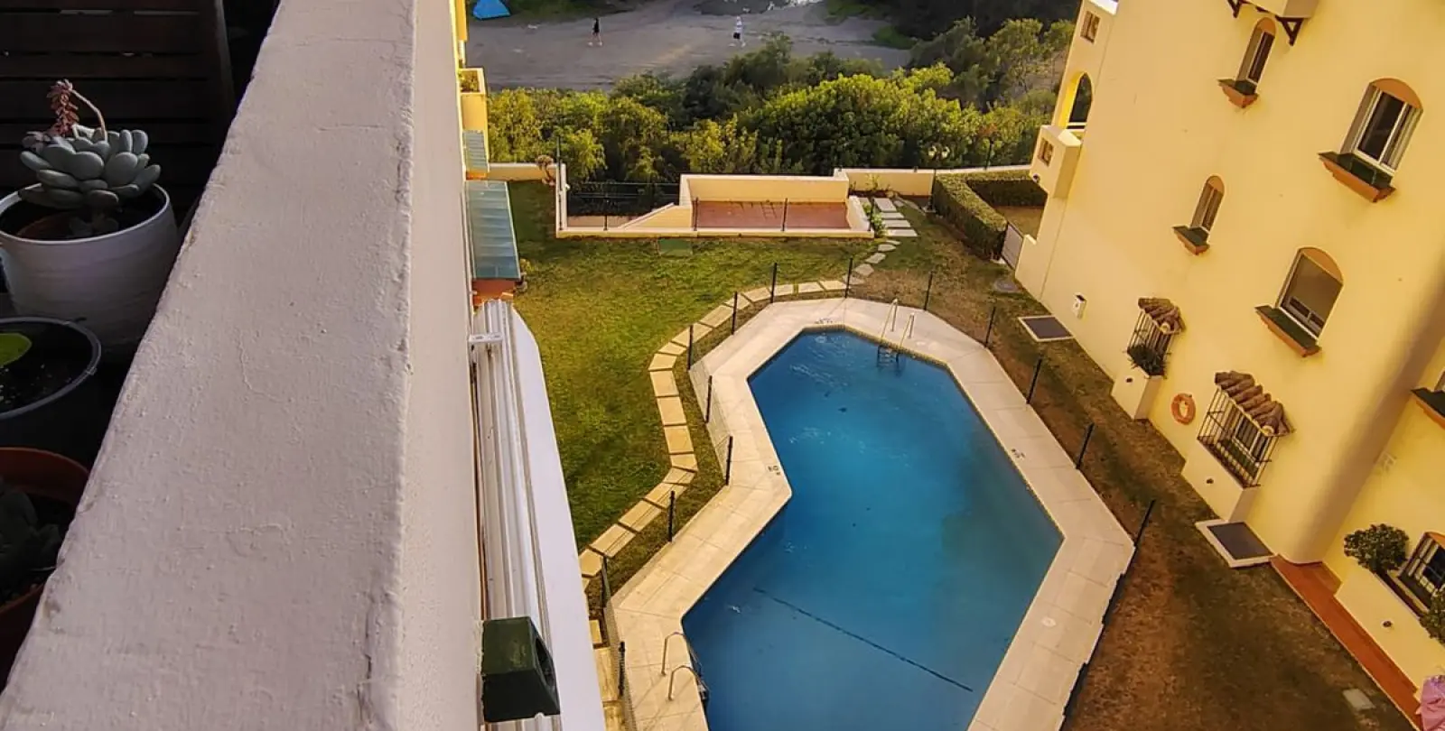 Sale of ground floor apartment in Estepona 2