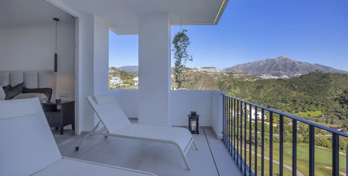 Venta de apartamento en planta media en Benahavís 1